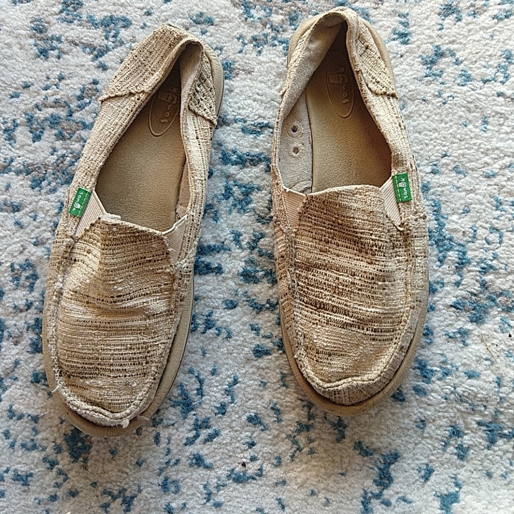Cream sanuk cruisers